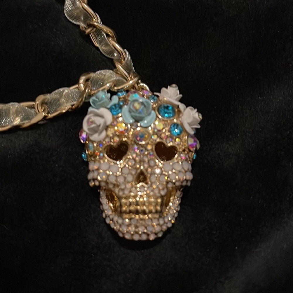 New with Tag Betsey Johnson Gold Sugar Skull blue and White Flowers necklace - Picture 6 of 10